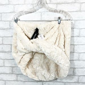 Steve Madden infinity faux fur ivory scarf